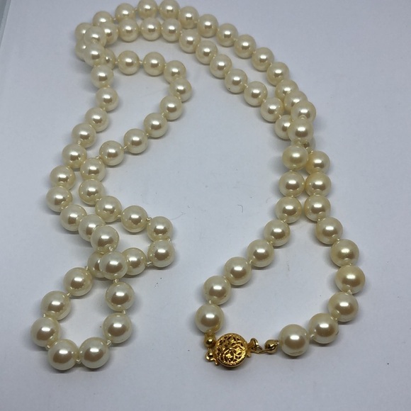 Elegant Pearl and Gold Necklace - Picture 4 of 6